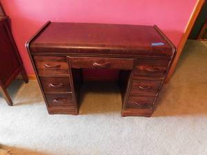 lot 177 image: Desk