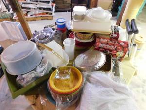 lot 204 image: Tupperware Lot
