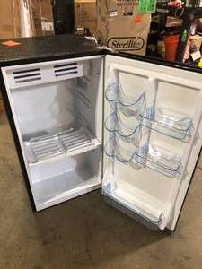 Frigidaire 3.2 cu. ft. Retro Mini Fridge in Black  Customer Returns See Pictures