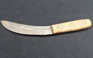 lot 42 image: ANTIQUE SKINNER KNIFE