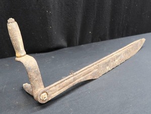 lot 43 image: ANTUQUE 1800S HAY CUTTER BLADE WITH HANDLES
