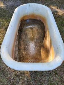 lot 16 image: VINTAGE DEEP CASTIRON CLAWFOOT BATH TUB.