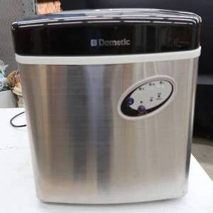 lot 68 image: DOMESTIC COUNTER SIZED ICE MAKER