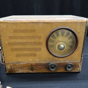 lot 70 image: VINTAGE  ANTIQUE EMERSON RADIO