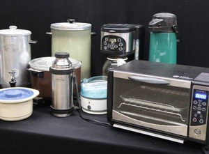 lot 73 image: VINTAGE TO NEWER SMALL HOUSEWARES
