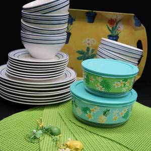 lot 77 image: DINNERWARE