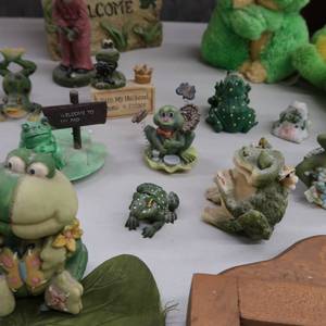 lot 85 image: NEW HERON GARDEN STAKE AND FROG COLLECTION