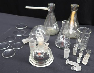 lot 19 image: SCIENCE SET WITH GLASS BEAKERS FOR YOUR HOME SCHOOL LEARNING