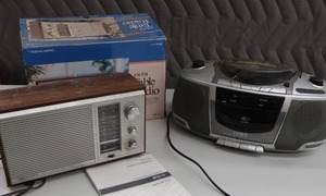 lot 113 image: RADIOS