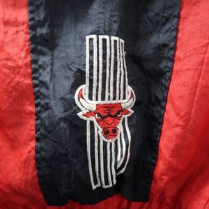 lot 21 image: VINTAGE CHICAGO BULLS STARTER JACKET.