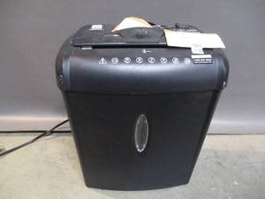 lot 28 image: Pen Plus Gear Paper Shredder