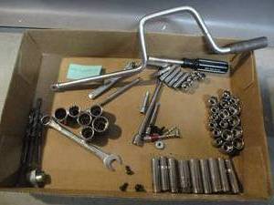 lot 61 image: Box of Miscellaneous Tools