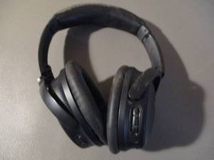 lot 68 image: Bose Headphones