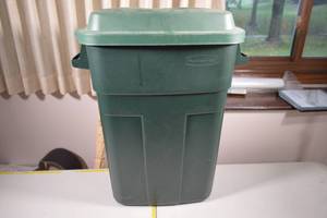 Rubbermaid RoughNeck 30 Gallon Trash Bin Green