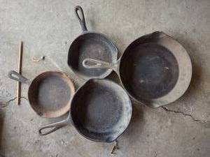 lot 6 image: Cast iron skillets