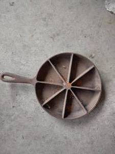 lot 7 image: Cast iron skillet