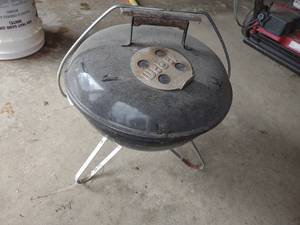 lot 8 image: charcoal Grill