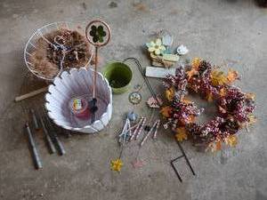 lot 20 image: Flower Pots and Garden Decor