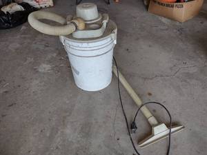 lot 24 image: Older Shop Vacuum