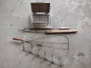 lot 36 image: Vintage Items - Waffle Item, Rug Beater