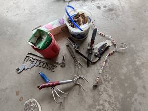 lot 39 image: Garden Tools and Clothes Pins