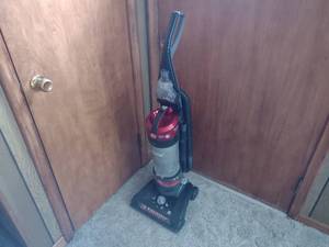 lot 46 image: Hoover Windtunnel Vacuum