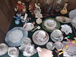 lot 58 image: Table of Small Home Decor