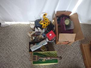 lot 94 image: Vases, Candle and Other Decor Items
