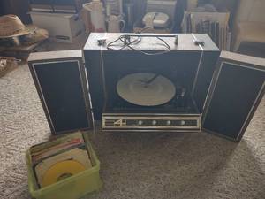lot 109 image: Vintage Zenith Record Player