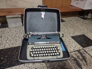 lot 129 image: Smith-Corona Classic 12 Typewriter