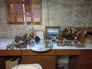 lot 130 image: Countertop of Home Decor