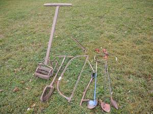 lot 170 image: Vintage Garden and Yard Tools