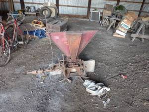 lot 179 image: Vintage End Gate Seeder