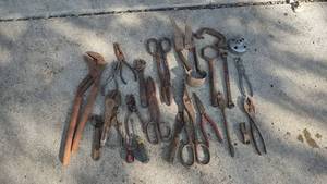 lot 194 image: Vintage Tools and Snips