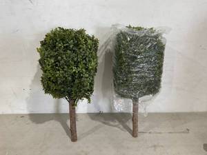 lot 335 image: Set of 2 Artificial Boxwood Topiary Balls