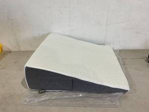 lot 147 image: Cozymaker 7.5 Bed Wedge Pillow