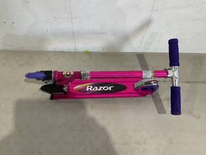 lot 154 image: Razor A 2 Wheel Scooter with LED Lights - Pink