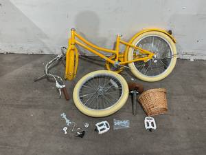 lot 439 image: Glerc Little Molly 20 Girls Bike with Basket and Kickstand - Mustard Yellow