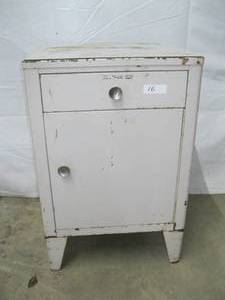 lot 16 image: Vintage Metal Storage Cabinet