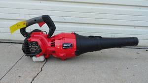 lot 4 image: Snapper 27 cc 650 CFM Gas Blower