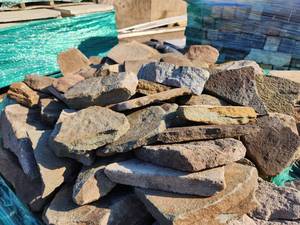 lot 75 image: Lot of (6 Pallets) Random Fieldstone 4 Veneer