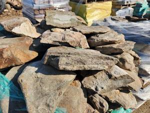 lot 76 image: Lot of (6 Pallets) Random Fieldstone 4 Veneer