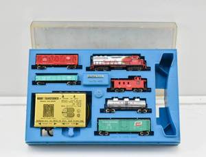 lot 73 image: Classic N scale Bachmann GP-40 5 Car Train Set #4326 with Extra Tracks
