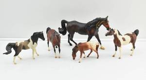 lot 90 image: 5 Vintage Breyer Horse Figurines, Messenger, Classic, & Stablemate