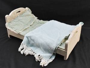 lot 85 image: Vintage Slatted White Wooden Doll Bed with Bedding