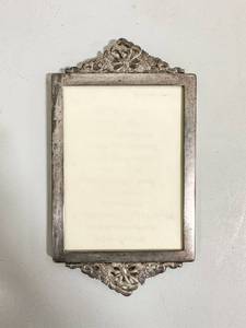 lot 91 image: Lovely Vintage Silver Plated Picture Frame