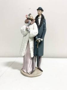 lot 104 image: Lladro #1452 On The Town Porcelain Figurine
