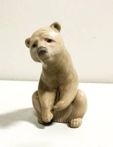 lot 106 image: Lladro Polar Bear Figurine