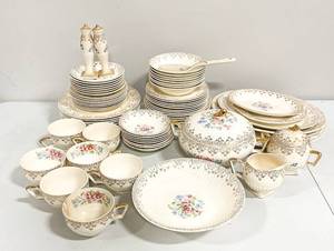 lot 128 image: Lrg Set Royal China Inc. 5186 22k Gold Filigree Dish Set