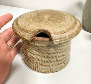 lot 134 image: Group of 4 Studio Pottery Pieces